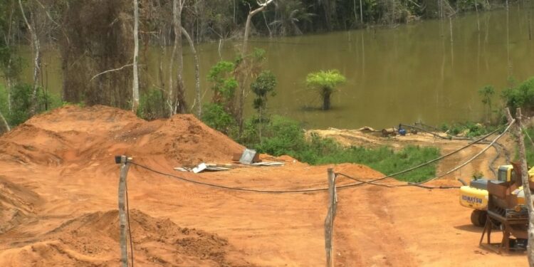 Gbanakao Creek near Bao Chico’s mine. The DayLight/Derick Snyder