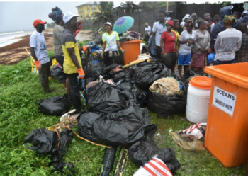 Volunteers join EU in beach cleanup exercise in Liberia 2023. Photo credit: https://tinyurl.com/26u9wfpe