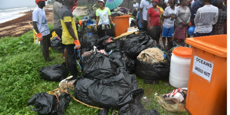 Volunteers join EU in beach cleanup exercise in Liberia 2023. Photo credit: https://tinyurl.com/26u9wfpe
