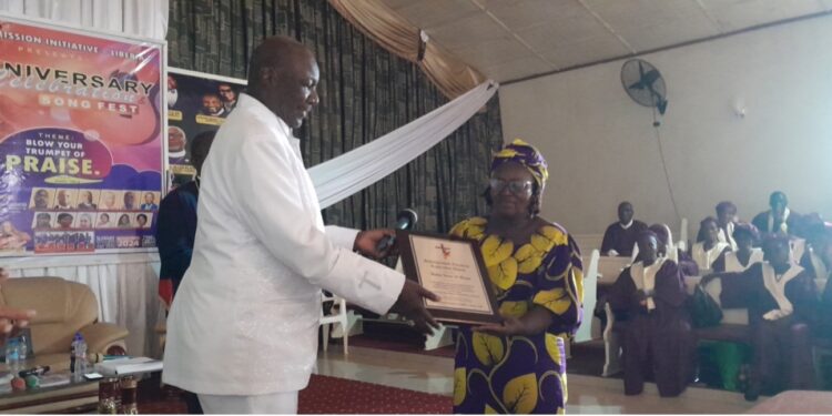 Bishop Dr. G. Laurenzo Stevens, GMI’s Founder and Vision Bearer, presenting GMI’s ‘Distinguished Christian Leadership Award’ to the representative of Bishop Dr. Kortu K. Brown