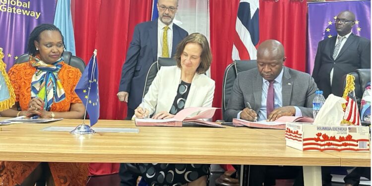 EU executive Erica Gerretsen and Liberia’s Finance Minister sign the new financing agreement, photo credit: Evelyn Kpadeh Seagbeh