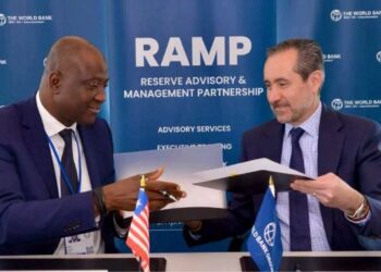 From left to right: Henry Saamoi, Executive Governor & Chairman of the Board of Governors, Central Bank of Liberia and Jorge Familiar, Vice President & Treasurer, World Bank at a ceremony in Washington, DC.