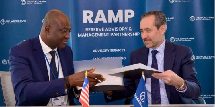 From left to right: Henry Saamoi, Executive Governor & Chairman of the Board of Governors, Central Bank of Liberia and Jorge Familiar, Vice President & Treasurer, World Bank at a ceremony in Washington, DC.