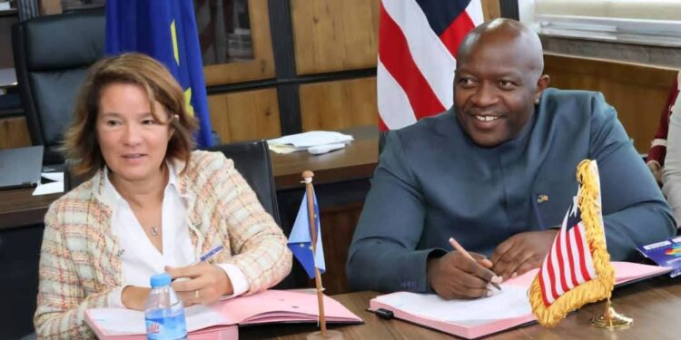 EU Ambassador Nona Deprez and Liberian Finance Minister Augustine Ngafuan sign €25 million agreement to boost private sector development in Liberia.