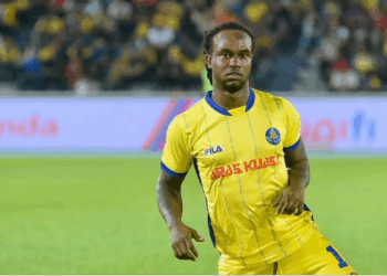 Veteran Liberian striker Francis Doe in action during his time at Pahang FA, now eyed by FC Fassell for CAF Champions League preparations.
