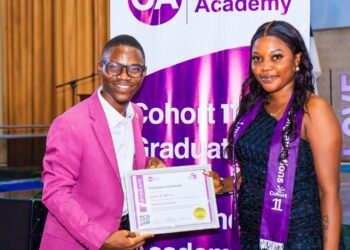Gonet Academy Founder and CEO Mohamed Kerkula presents a professional certificate in Monitoring and Evaluation to a female graduate during Cohort 11 graduation ceremony