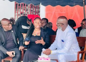 Former President George Weah speaks with Veronica Mamie Doe during a condolence visit to the Doe family in Monrovia
