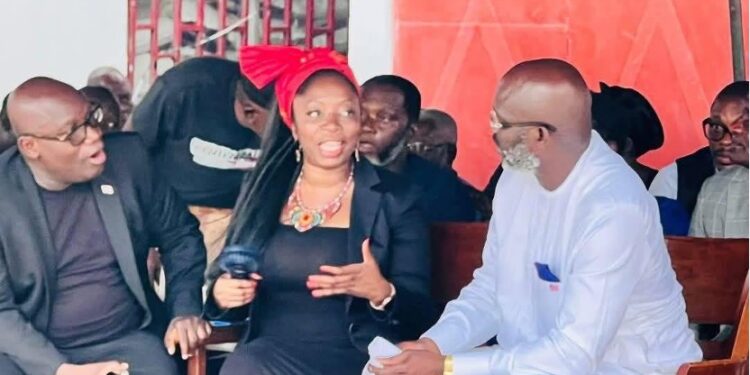 Former President George Weah speaks with Veronica Mamie Doe during a condolence visit to the Doe family in Monrovia