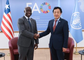 FAO Director-General Qu Dongyu and Liberia’s Agriculture Minister J. Alexandar Nuetah shake hands at the launch of the Liberia Situation Room in Rome