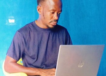 Liberian journalist Nukanah Kollie working on a laptop