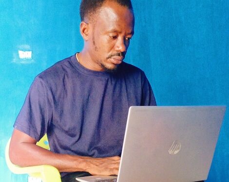 Liberian journalist Nukanah Kollie working on a laptop