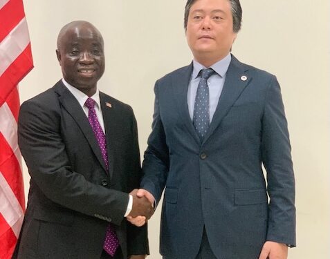 Agriculture Minister Dr. Alexander Nuetah shakes hands with Mainland Group CEO Zhu Chen during announcement of $100M Liberia agriculture investment.