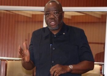 Bomi County Senator Edwin Melvin Snowe speaking at the Capitol, demanding full disclosure on the alleged US$10M ‘Presidential Villa’ project in Foya, Lofa County.