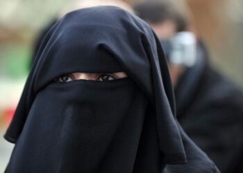 woman wearing hijab