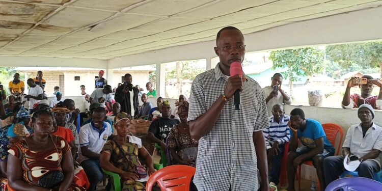 Emery Ciapha, Chief Officer of the Korninga ‘A’ Forest Community, speaks at a contract review meeting with residents in Gbarpolu.