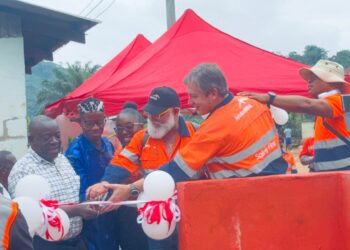 ArcelorMittal Mining CEO Kleber Silva cut ribbons