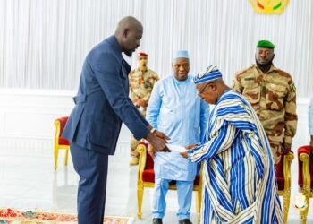 Ambassador Forkpa Gizzie Sr. presents his Letters of Credence to President Mamadi Doumbouya in Conakry, marking Liberia’s renewed diplomatic relations with Guinea