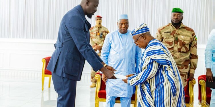 Ambassador Forkpa Gizzie Sr. presents his Letters of Credence to President Mamadi Doumbouya in Conakry, marking Liberia’s renewed diplomatic relations with Guinea