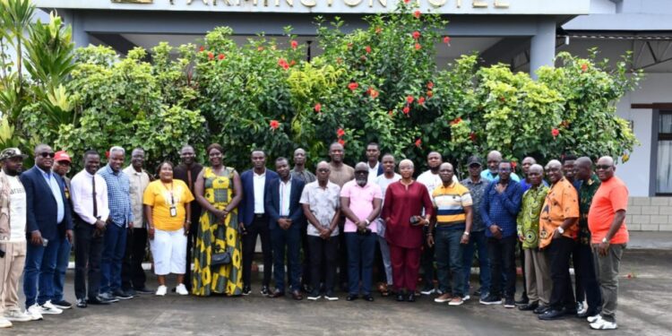 a group photo of journalists and officials of the Liberia Revenue Authority