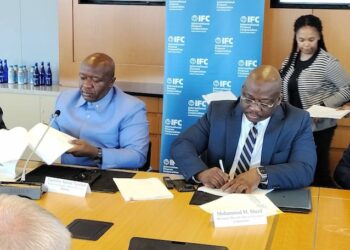 Finance Minister Augustine Kpehe Ngafuan and LEC Managing Director Mohammed M. Sherif sign a landmark solar power agreement with Scatec and IFC in Washington, D.C.