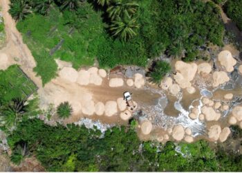 Drone image showing illegal sand mining operations at Gbengbar Town beach in Liberia.