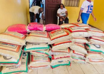 Mr. Sio and Rep. Seboe distribute rice to residents