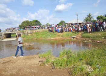Crowd gathered along Benla Creek in Kakata where a man’s body was discovered as police launched an investigation into possible drug-related drowning.