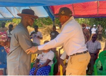 Quanuquanei Alfred Karmue and Guinean officials greet each other during a cross-border development ceremony near the Nié River.