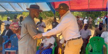 Quanuquanei Alfred Karmue and Guinean officials greet each other during a cross-border development ceremony near the Nié River.
