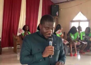 Siaffa Bahn Kemokai delivers the keynote address during the Innovative Vocational Institute’s first graduation ceremony celebrating women’s skills training in Monrovia.