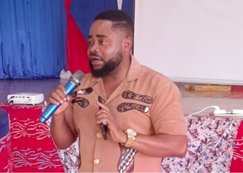 Assistant Minister Emmanuel Wheinyue speaking on decentralization reforms in Gbarnga