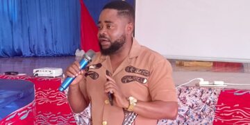 Assistant Minister Emmanuel Wheinyue speaking on decentralization reforms in Gbarnga