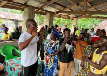 Yekeh Kolubah speaking to community members during Bong County visit