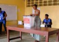 Voter casting ballot during Liberia election amid ID claim fact check