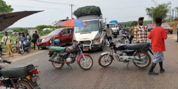 Motorcyclists and vehicles blocked along Kakata highway during protest over killing of commercial rider