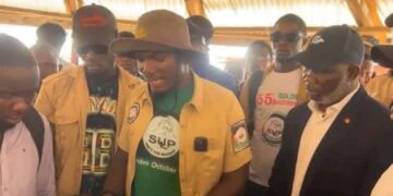 Speaker Richard Nagbe Koon listens to Student Unification Party leaders presenting reform demands for the University of Liberia.