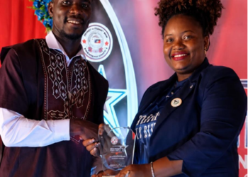 FeJAL President Lisa Diasay presents an award during the District 11 Students Union academic awards ceremony in Monrovia.