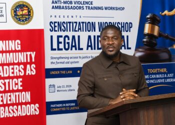 Justice Ministry official Atty. Siafa Bahn Kemokai II addressing Anti-Mob Ambassadors on the dangers of mob justice in Monrovia.