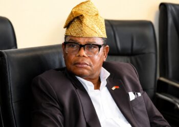 Mines and Energy Minister R. Matenokay Tingban addresses lawmakers during a hearing on illegal mining and gold smuggling.