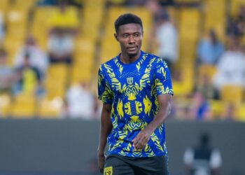 Oscar Dorley playing for Al-Taawoun against Cristiano Ronaldo’s Al Nassr