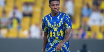 Oscar Dorley playing for Al-Taawoun against Cristiano Ronaldo’s Al Nassr