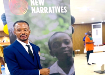 Nukanah Kollie receiving a certificate from New Narratives in Monrovia