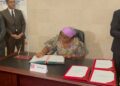 Foreign Minister Sara Beysolow Nyanti signs the African convention on child soldiers in New York
