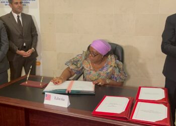 Foreign Minister Sara Beysolow Nyanti signs the African convention on child soldiers in New York