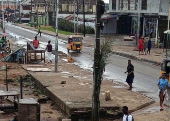 Police clear vendor booths from Rehab Junction in Paynesville