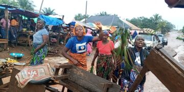 Market women protesting on the Duala-Kokoyah Road in Lelekpayea, Bong County.