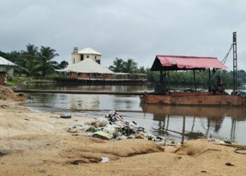 Homes beside Strocton Creek in Gardnersville, Montserrado County.
